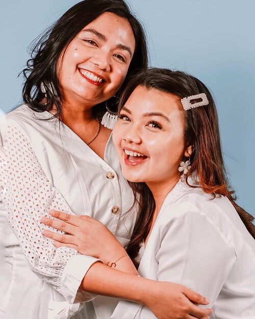 To my bestie, happy birthday to you !! @budiartiannisa ❤️🎊🎉. Kemarin di jalan sempet ngurutin ko kita bisa jadi deket sampe sekarang selalu dibilang kembar✨ Ternyata berawal dari event ketemu tiap event jadi temen kerja, temen liburan, temen yang dengerin perdramaanque membuat kita wajah menjadi serupa.. hahahaSuper thanks untuk foto ini punya foto proper yaa beb dan teteup harus glowing ...:📸 : @slennox.s #bestfriends #clozetteid #photooftheday #blogger #beauty #beautybloggers #sweetescape #photography #makeupoftheday