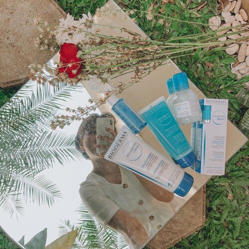 Skincare an itu hal yang paling menyenangkan buat diriku. Buatku salah satu selfcare adalah merawat diri, ketika dirikita sehat dan berseri, oranglain pun akan attract dengan kita. Jujur seneng banget dikirimin Blue care pakage oleh @bioderma_indonesia @clozetteid . Jadi blue care pakage bioderma ini berisikan produk Hydrabio dan Atoderm yang membantu kulit untuk tetap terhidrasi, terutama pada momen saat ini yang kadang panas kadan hujan hihihi. Stay safe, healthy and pretty guys 🥰🎀:.:.  #bluecarepackage #cleansehydratemoisturize #BiodermaHydrabio #biodermaatoderm #biodermaindonesia #clozetteid #review #beautybloggers