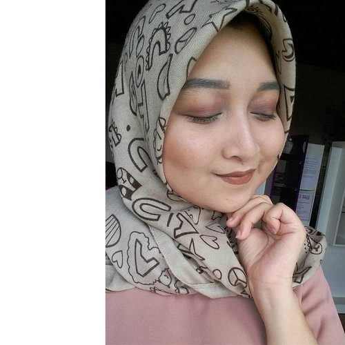 Brownie look!
. 💄 Emina Cream Matte Chocolava
.
#makeuplook #makeup #makeupindo #makeupindonesia #look #beautylook #beautynesia #indobeauty #indobeautygram #Indonesia #sayapakaielzatta #clozette #clozetteID #fdbeauty #beautygram #blogger #bloggerperempuan