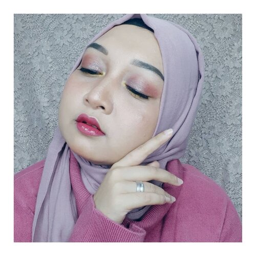 Romantic Look buat aku yang ga romantis-romantis amat.Jujur banget nih yaa, gue berasa cakep banget pake makeup ini, mungkin karena semua komponennya tepat kali yaa... Jarang-jarang makeup dan baju gue senada dan seirama makanya bisa secakep ini. Pose selfienyapun bagus. ..Funfact: gue selfie sebelum pake kerudung dengan rambut acak acakan ga disisir, tapi cakep bats rambutnya kayak cewek cewek instagram gitu😂..#selflove #romanticlook #pinkvibes #clozetteid