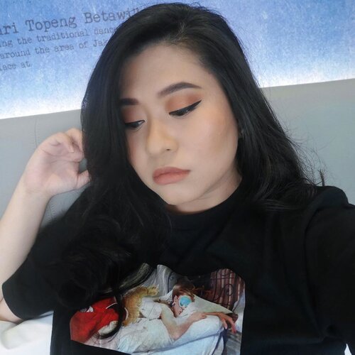 Oh! I’m sorry . . . Does my eyeliner hurt your hand? Or my back hurts your knife? You tell me!!!!!Eyeliner : @maybelline Line Tattoo High Impact Liner••#ClozetteID #SOCOBeautyNetwork #maybelline #maybellineindonesia #MNYLiner #MNYitLOOK