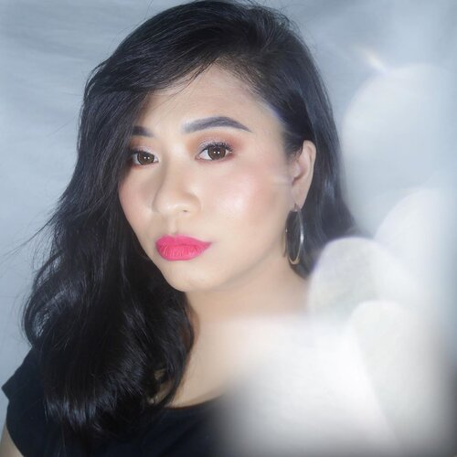 YO YO YO! SHOUTOUT TO THE LEGEND, @nyxcosmetics_indonesia @nyxcosmetics SOFT MATTE LIP CREAM!Setuju kan? SMLC tuh kayaknya salah pioneer lipstick matte pada jamannya. TERUS, BOOM, tiba-tiba Kak @bylizzieparra upload video youTube Review + Swatches produk ini. Gak nanggung, Kak Ichil punya 22 shade. Makin kepengen lipstick ini deh jadinya.Dari sekian banyak, akhirnya 5 shade ini yang aku keep ;- Photo 1 : Antwerp, light pink dengan warm undertone.- Photo 2 : Sao Paolo, mauve dengan hint warna pink yang masih aman untuk kulit Asia. Kayaknya Sao Paolo lipstick mauve cintaku sepanjang masa deh.- Photo 3 : Morroco, bright orange kesukaannya @vanyaaaw Hihihihi- Photo 4 : Amsterdam, the classic red. Merah dengan neutral tone. Yup, gak terlalu cool gak terlalu warm. PAS!- Photo 5 : Monte Carlo, dark red! Tapi lebih ke cranberry tone. Tekstur lipstick ini creamy dan agak mousse menurut ku. Cukup blendable, walaupun beberapa warna ada yang harus 2 sampai 3 layer to get maximum color pay-off. Doe-foot applicator nya juga enak, gampang buat pengaplikasian produk ke bibir. DAN, aroma vanilla/kue/manis nya ituuuuu lohhhhhhhh 😚😚😚😚•••#ClozetteID #SoftMatteLipCream #NYXCosmeticsID #nyxcosmetics #nyxprofessionalmakeup #MyFirstLoveLipsNyx #mattelipstick #mattelipcream #liquidlipstick