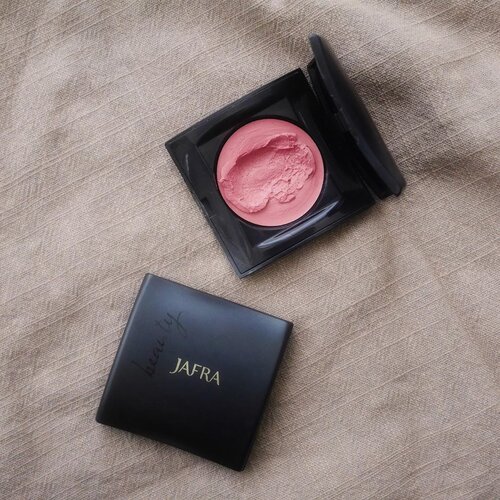 Another makeup ‘kena tula’ . . .Dari jaman awal doyan makeup, rasanya mager coba cream blush dari brand apapun. Yang alesannya ribet lah apa lah.Dua tahun lalu akhirnya cobain cream blush. Langsung cobain produk viral ini. Jafra - Long Wear Crème Blush, shade : Cashmere Mauve. And I can’t keep my hands off of this ever since. I love the color tho. Pink mauve yang sungguh natural. Tone-nya pas, gak pucet. Well, this product is worth to try. ✔️ easy to blend✔️ a little goes a long way✔️ pretty colors✔️ long wearingYup yup, pokoknya jangan terlalu banyak nemplokin ke mukanya. Sedikit dulu aja, terus di-blend deh. Aku pake buat jadi eyeshadow kalo lagi bikin ‘makeup mata mager’. Juga pake di pipi buat jadi blush. Apply-nya setelah foundation, lalu di-set bedak. Apply powder blush lagi? Jelasssss, biar nampol blush on nya. Tapi yah kadang aku gak apply powder blush lagi pun, wajah terlihat natural-blushing-from-within 💖••#clozetteid #SOCOBeautyNetwork #creamblush #creamblushjafra #jafra #jafracosmetics #jafraindonesia