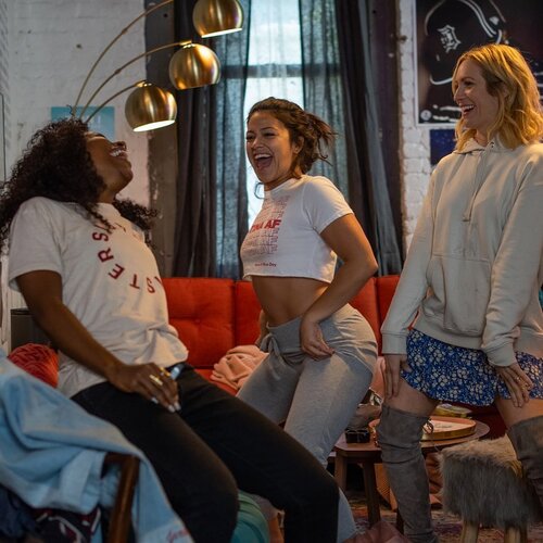 #KicasxMovie
Someone Great (2019)
Romance, Comedy
imDb 6,2/10

Cerita tentang 3 orang best-girl-friends yang kompleks tapi sweet. Tapi juga bikin senyum-senyum sendiri hihihihihi

Jenny Young (Gina Rodriguez), Jurnalis Musik yang harus pindah dari New York ke San Francisco. Tapi diputusin sama Pacarnya, Nate Davis (L. Stanfid). Nate gak bisa LDR ceunah mah. Jadinya bubar deh, padahal udah 9tahun pacaran. But Jenny has to pursue her own dream in SF. 💣 

Blair Helms (Brittany Snow), Social Media Person yang hidupnya teratur pake banget. Career Lady. Grace attitude. Tapi punya BAD DARK DIRTY SECRET! 💣

Erin Kennedy (DeWanda Wise), Agent yang hidupnya (kadang) se-mau-nya. Very loyal, always straight to the point, tapi nyimpen trauma di balik pembawaannya yang santai. 💣

Entah kenapa film ini INDAH BANGET! Ada kok di dunia ini pertemanan/persahabatan yang gak pandang suku, ras, latar belakang, bahkan orientasi seksual. 

Film tentang struggle Perempuan-Perempuan late Twenties. Karir, cinta, pertemanan, kenakalan, dan gimana caranya bertahan. Huft!! Terlihat ringan, tapi berat ternyata film ini tuh. Intinya gak cheesy!

Nonton film ini siap-siap sambil nyanyi atau joget yah 🥰 Oh iya, film Someone Great pake alur kronologis acak gitu. Aku suka cara mereka ngegabungin past days dan present days.

LOVE LOVE LOVE THIS MOVIE! Terima kasih nyonya @apriej udah bikin aku nonton nonton ini. 
•
•
•
#clozetteid #someonegreat #someonegreatmovie #someonegreatnetflix #netflix #netflixmovies #romanticcomedy #movie #moviescenes #movies #moviereview