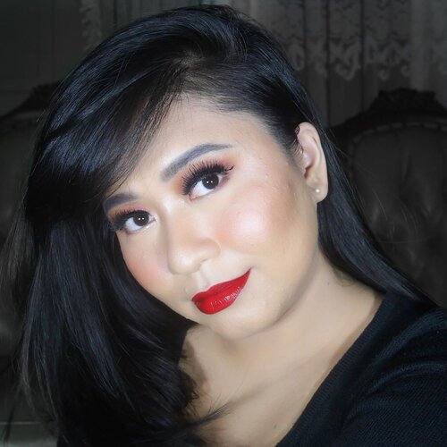 “Beauty to me is about being comfortable in your own skin. That, or a kick-ass Red Lipstick” - @gwynethpaltrow
~
The Red : RIVERA Gotta Be Matte Lip Cream, 301 Vibrant Red
The Shine : RIVERA Moisture Glow Lip Gloss, 02 Sparkle Pink
@riveracosmetics ~
#ClozetteID #LiveLifeEmpowered #ExtremePlumpItUp #BeautyEnthusiast #MakeupLover #makeuplovers #makeupjunkie #makeupblogger #beautyblog #beautygram #beautybloggerpage #indobeautygram #indobeautyblogger #beautybloggerindonesia #BeautyBloggerIndo #inssta_makeup #makeupisart #makeuplooks #make4glam  #lumixindonesia #undertheradar_makeup #100daysofmakeup #tampilcantik #liquidlipstick