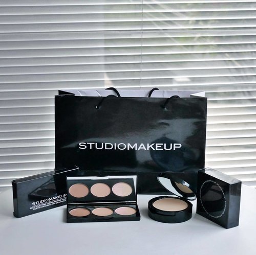 The new products from @studiomakeupid : Face Sculpting & Highlighting Palette and Smooth Finish Wet & Dry Foundation. Perfection Complexion!!! 😘
-
📷 : @olesetiawan 
#DefineYourBeauty #GraziaXStudioMakeup #StudioMakeupID #ClozetteID