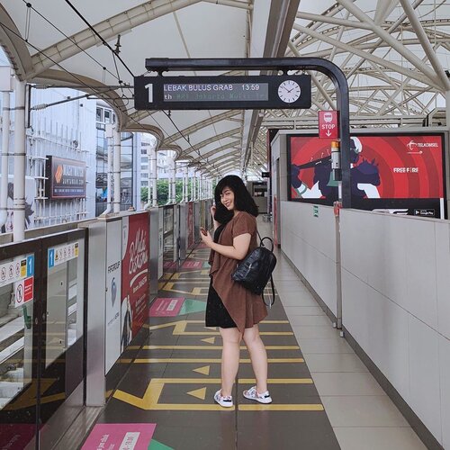 Put your phone on vibrate, let's catch a vibe 🎶 #Lowkey📸 : @larassitafaza •#ClozetteID #MRTJakarta #MRT #MakeupLover #makeuplovers #makeupartist #makeupjunkie #makeupblogger #beautylover #beautyblog #mua #beautygram #beautybloggerpage #indobeautygram #indobeautyblogger #beautybloggerindonesia #BeautyBloggerIndo #inssta_makeup #makeupisart #makeuplooks #make4glam #liquidlipstick #undertheradar_makeup #tampilcantik #makeuptutorial