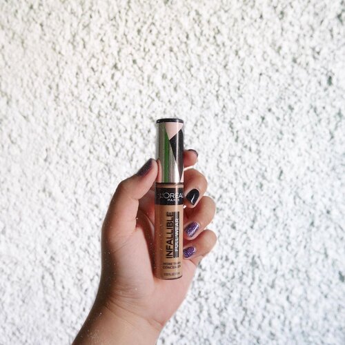 Glad I found you #Loreal Infallible More Than Concealer. Takjub sebenernya sama produk ini. Full coverage, blendable, tapi SUPER Creaseless dan Bertahan cukup lama tanpa ada kasus geser. Gak paham sih, isinya apa. Karena aku pake shade Amber, jauh lebih gelap dari kulit aku, aku apply-nya pasti di bawah Foundation. Dosa-dosa mata panda & bekas jerawat bye deh pokoknya. Packaging gemes, rada endut gitu. Doe foot aplicatornya juga endut. @lorealindonesia @getthelookid #Concealer #InfalliblyMore•Nails : @joannestudio.indonesia @bluesky_official_indonesiaThanks to @awlrw sihhhhh hehehehe•#ClozetteID #lorealpfw #LorealBFF #LorealIndonesia #GetTheLookID #MakeupLover #makeupblogger #beautylover #beautyblog #beautygram  #indobeautygram #indobeautyblogger #beautybloggerindonesia #BeautyBloggerIndo #inssta_makeup #makeupisart #makeuplooks #make4glam #liquidlipstick #undertheradar_makeup