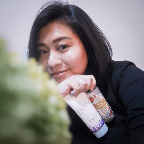 Postingan ini adalah pamer-nya Kiki Casmita karena beberapa minggu terakhir cobain produk skincare dari brand lokal @votre_peau dan ternyata cocok #localpride YEAYYY!!!!!

-) Produk pertama : Facial Cleanser Herbal Lavender. At first, i was a bit skeptical because they put “herbal” on there. Karena biasanya kulitku gak bersahabat sama sesuatu yg berbau ‘Herbal/Alami’. Turns out, i was 100% wrong. 

Tektur gel-nya dan busa-nya yang gak terlalu banyak ternyata malah cocok di kulitku.

Punya pH balance, jadi tetep nyaman di kulit. Punya Lactid Acid yang bantu angkat kotoran dan sel kulit mati. It cleans my face, yet hydrates my skin. Love!

Aroma lavendernya gak bercanda. Beneran mirip aroma bunga lavender, gak kurang gak lebih. (Fyi, aku tau aroma bunga lavender karena pas produknya dateng juga ada setangkai bunga lavender di dalam boxnya) 

-) Produk kedua : Herbal Calendula Face Toner. Klo sama produk ini bisa dibilang Love at the First Sight. 

Packaging-nya aja udah lucu yah. Terus pas liat keterangan ingredients ; Calendula Petal, Pine Extract, Aloe Vera Extract. Claims : cocok untuk semua jenis kulit, mempercepat regenerasi kulit, & mencegah pigmentasi kulit tidak merata. Coba, siapa yang bisa nolak? Aku gak bisa 😭

Produk ini punya aroma kayak bayi. Kalian pernah kan main-main sama produk yang dipake para bayi, nah the smell exactly like them. 

Reaksi di kulit ku? No breakout, no purging. Aman terkendali. Melembabkan juga menenangkan. 

I will say it again, 2 produk ini bekerja dengan baik di kulit aku yang : rewel, acne prone, & kombinasi (Oily - Dry). Mungkin karena formulated by dermatologists kali yah, jadi aman semuanya. Plus, penyelamat juga karena sekarang sering pake masker kalo keluar rumah. Jadi pas pulang ke rumah ada yang manjain kulit.

Psssttt... Sampe tangal 15 desember besok, @votre_peau masih ada promo 12.12 di website mereka dan juga di official stores e-commerce mereka. 
•
•
•
•
#clozetteid #VotrePeau #MaskneSavior #dermatologistFormulated #skincare #acne #acnefighter