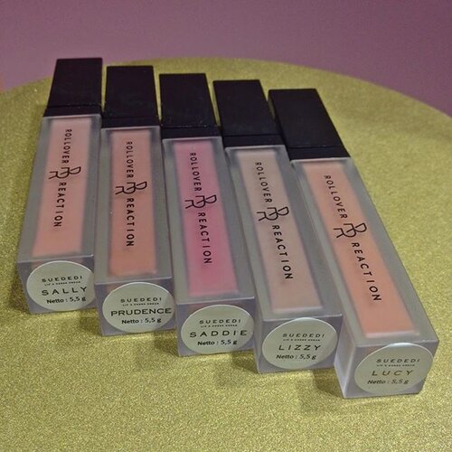 Tanggal 18 Maret kemarin aku cerita soal Lip&Cheek Cream nya #RolloverReaction di Blog aku. Dan sebulan kemudian, which is hari inii, menembus 1500an viewers. Menembus The Most of the most Popular di blog aku. 🎉No, it's not about me. It's all about @rollover.reaction 💋 Gilllllllleeeeeeee, se-kepo itu para Beauty Enthusiast tentang Brand Lokal yang baru dilaunching 11 Maret kemarin.Congratz @rollover.reaction, best luck for everything. Good job! Ditunggu warna-warna lainnya. Aku ngarep kalian punya warna Dark Red, hehe. #LocalBrand #GetSueded #RRCosmetic #MatteLip #MatteCheek #LipCream #CheekCream #Affordable #ClozetteID