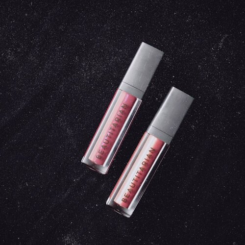 shining - shimmering splendid...Giranggg bisa cobain METALIP dari @beautitarian (Indonesian Local Brand 🇮🇩), Matte Lipstick but with a lil’ touch of sparkle! Metalip Collection #BEAUTITARIAN punya 2 shades ; Berry Pixiedust & Sugar Plum Fairy.-Aku suka teksturnya, gak lengket dan gak kaku di bibir. Walaupun metalik menurut aku wearable banget. Pssstttt, Ku pakai Berry Pixiedust buat meeting sama client. 😬😬😬-Cerita lengkapnya ada di kikicasmita.com ♥️ #kikicasmitaBlog•#clozetteID #IamBeautitarian #BloggerCeria #BloggerCeriaXBeautitarian #VerlourLip #lipcream #mattelipstick  #MakeupLover #makeuplovers #makeupblogger #beautylover #beautyblog #beautygram  #indobeautygram #indobeautyblogger #beautybloggerindonesia #BeautyBloggerIndo #inssta_makeup #makeupisart #makeuplooks #make4glam #liquidlipstick #undertheradar_makeup #tampilcantik