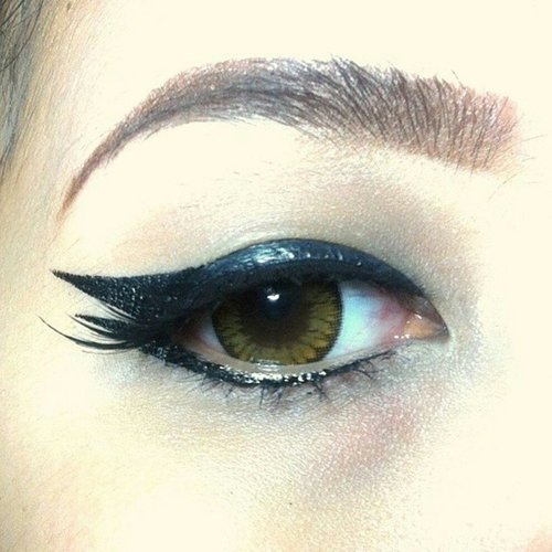 Are you ready for new year's eve party? A simple winged liner would be a perfect option #eotd #makeup #beauty #ClozetteID #newyearsevemakeup