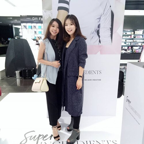 At @sephoraidn Super Ingredients event with ci @wholovesvanilla! ❤

Ini first time ketemu ci wenny dan orang nya baik bangett! Super kind, humble, and pretty like Korean unnie.. 💕

Keliatannya ini event pertama yang aku video in dari awal sampai akhir selama aku jadi blogger! 😂 (Meskipun kepotong dikit karna memory penuh 😂) Ada yg penasaran sama talk show kemarin? Kalau mau aku editin soon 🤗

Menurutku isi nya sangat bermanfaat dan mudah di mengerti sih! Biasa nya aku ngantuk dengerin talkshow, kemarin seger banget karna penasaran 🙈

Thankyou ci wenny for sharing your knowledge about skincare! It's very useful! Hope we can meet really soon! ❤❤
-
#sephoraid
#superingredients