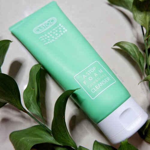 Hi guys! 🙋🏻‍♀️Setelah hampir satu minggu ilang, aku mau balik racunin kalian lg nih! Aku baru aja abis cobain A.Stop Foam Face and Body Cleanser nih! Dan ternyata sebagus itu buat muka ku yang lagi berjerawat! Busa nya lembut dan wangi tea tree nya lumayan kuat.. Tapi cepet banget mengeringkan jerawatku + mengontrol minyak berlebih di muka..Unik nya lagi, sabun ini bisa di pakai di bagian badan kalian yang berjerawat! Biasa nya seperti di punggung atau di leher.. Recommended banget buat kalian yg punya problem sama jerawat! ♥️♥️-hicharis.net/Oniecallista/MYK-#astop#Foamface&bodyCleanser#acne#onieapproved