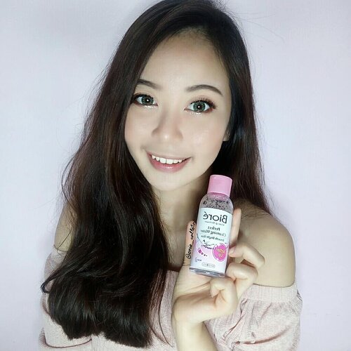 Hi guys! 🙋Kali ini aku mau review makeup remover yang akhir" ini aku pake nih! Yep,  Perfect Cleansing Water dari @id.biore bener" bikin waktu ngebersihin makeup jauh lebih cepet dan mudahh! 😆Menggunakan Japan Smooth Bright Technology dan mengandung 7 benefit di produknya, makeup jadi keangkat dengan sempurna, termasuk yang waterproof sekalipun!Dan Biore Perfect Cleansing Water ini juga cocok buat semua jenis kulit, karna mengandung anti-acne formula dan mengangkat makeup dengan sempurna! Jadi gausa takut muka kalian jerawatan karna makeup mu ketinggalan di muka yaa! 😚-Softlens: @x2softlens-#Perfec7Swipe#NoDrama