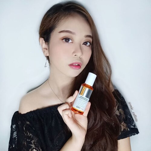 [REVIEW]-Hi guyss! 💕Kali ini aku mau review tentang produk yang aku pakai akhir" ini nih!  Acwell Betaglution Ultra Moisture MilkOil, brand dari korea satu ini baru aja pertama kali aku coba, baik brand maupun produk nya!Yass, pertama penasaran banget karena aku jarang banget pake skincare dengan tekstur oil. Produk ini sendiri digunakan sebagai serum, di formulasikan untuk kulit sensitive! Mengandung Betaglution yang di peroleh dari jamur dan biji"an alami yang dapat mempercepat  proses penyembuhan jerawat dan bekas jerawat.  Selain itu dapat melembabkan dan menyegarkan kulit kalian.Aku sendiri udah nyobain produk ini kurang lebih 2 minggu dan suka dengan hasil nya.. kulit lebih lembab dan sehat. Gampang menyerap ke kulit dan tidak lengket.. Selain itu aman untuk acne prone dan kulit sensitive seperti aku! Penasaran buat cobain? Kalian bisa dapeti. Di @lynecosmetics.id ya! Review lengkap nya bisa kalian cek di blog aku yaa, bakal aku update malem ini! 😘-#BetaglutionMilkOil #Acwellindonesia #Betaglutioncream #SkinBarrier #FaceOil #BarrierMilkOil