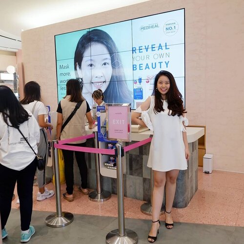 At @sociolla at @yourlippomallpuri buat event @mediheal_idn! 💕💕.Jadi hari ini aku diundang buat skincheck dari @mediheal_idn dengan tema Reveal Your Own Beauty!.Dann seru nya lagi aku cobain masker dari MediHeal dan hasil nya enak banget! Sheet Mask nya tipis, essence nya banyak dan bikin muka kenyal! 😆😆.Sooo, thankyou for having me! 😘@sociolla@mediheal_idn@sweet.escape @slennox.s.Btw, pandor my bare face di layar HAHAHA! 😂-#realmerealskin#beautyjournal #sociolla