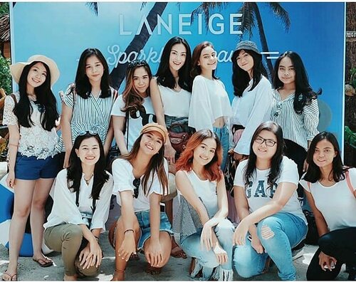 Ga berasa banget udah 2 tahun gabung di @laneigeid #SparklingSquad family! Banyak banget pengalaman baru dan seru selama join disini! 💙Jadi banyak ketemu temen" baru dan berasa punya keluarga baru yang bisa saling support 1 sama lain! Kegiatan nya juga banyak banget dan beragam! Dari ke Pulau Macan, gathering buat pembentukan #SparklingSquad, 5th @laneigeid anniversary, Launching new product, content day, dan yanh terakhir ke Glampinh Ciwidey bareng temen"! So lucky can join this family! 💙Jadiii, aku mau ngucapin Happy 2nd Anniversary #SparklingSquad! Semoga @laneigeid makin maju kedepannnya! Dan thankyou buat semua pengalaman dan ilmu" yang dikasih selama ini! 💙💙.Dan buat yang belum join #SparklingSquad, bisa daftar di www.sparklemyway.co.id ya! Good luck guys! 😘 Luvv, 💙-#SS2ndAnniversary #LuminousBeauty#throwback