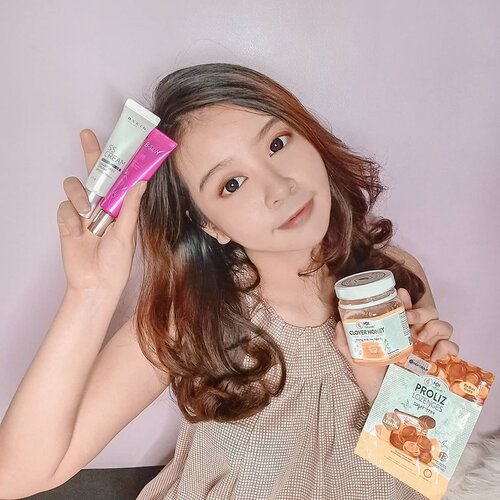 Kalo disuruh pilih sehat / cantik, kalian pilih mana? Aku sih pilih 2 2 nyaaa! 😆Yep, jadi aku mau review produk" yang aku dapet dari @karena.korona!! Jadi mereka supplier resmi HDI, jd aman banget nih kalau beli di mereka.. ❤️Aku sendiri cobain:🌸 HDI Clover HoneyMadu murni yang berasal dari bunga clover, diproses tanpa bahan pengawet, air dan gula tambahan. Mengandung bee pollen yanh baik untuk tubuh.🌸HDI Proliz LozengesPermen dengan kandungan madu dan lemon, yg dapat meredakan batuk, sakit tenggorokan, sariawan dan masih banyak lagi. 🌸 B Skin BB CreamBB Cream 1 ini unik banget, warna nya putih seperti CC Cream, dan setelah aku coba fungsi nya lebih ke meratakan warna kulit.. Memberikan  hasil glowing. 🌸 B Skin SS CreamTekstur SS Cream ini lebih seperti fondation / BB Cream.. Lumayan thick.. Coverage nya medium dan bisa di build.. Dapat digunakan sebagai perawatan muka, makeup base, atau alas bedak..Overall aku suka banget ke 4 produk ini.. Madu nya enak banget dan bikin badan jadi fit, apalagi di masa" pandemi kayak gni.. Badan kita harus tetep fit.. Kalian bisa makan 1 sendok makan di pagi hari dalam keadaan perut kosong! Selain itu clover honey bisa dijadiin masker muka loh guys! ❤️Dan untuk makeup nya sendiri, kalian harus coba in pakai kedua nya deh! Hasil nya bagus banget.. Kulit kalian jadi keliatan sehat dan glowing.. ❤️-#HDI#Karena.korona