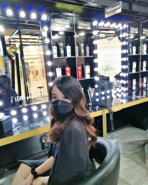 Visiting TRESemmé The BackStage Professional Hair Studio at Senayan City! ❤️Denganpengalamannya menjadi hair trend-setter di New York Fashion Week selama 13 tahun terakhir, TRESemmé menghadirkan secara langsung pengalaman hair stylingala model New York Fashion Week oleh professional hair stylist di Indonesia!Kalian bisa cobain service mulai dari Hair Wash /Hair Cut / Hair Styling sesuai dengan kebutuhan rambut kalian. 😉Disana juga kalian bisa belanja di Vending Machine dan mencoba Virtual Hair Make Over Tools, dimana kalian bisa cobain rambut ala model secara virtual.Dan seru nya lagi, kalian bisan konsultasi dengan team profesional TRESemmé soal permasalahan rambut kalian loh!Rambutku sendiri ternyata sensitive dan berminyak, dan damage di batang rambut. Jadi aku disaranin menggunakan TRESemmé Deep Cleanse & Protect Shampoo dan TRESemmé Color Radiance Conditioner! 💕Dan ini dia hasil nya! Aku suka banget hasil rambutku yang sehat dan berkilau.. 💁🏻‍♀️Protokol nya juga ketat, jadi aman dan nyaman banget nyalon disini! Dan 1 sesi cuma boleh 4 pengunjung ajaa.. ❤️Penasaran gimana cara dapetin semua treatment ini? Kalian cukup belanja produk TRESemmé minimal 50 ribu dan registrasi di website nya yaa! Link nya ada di story aku! 🥰-@tresemmeid#TRESemmeTheBackstage