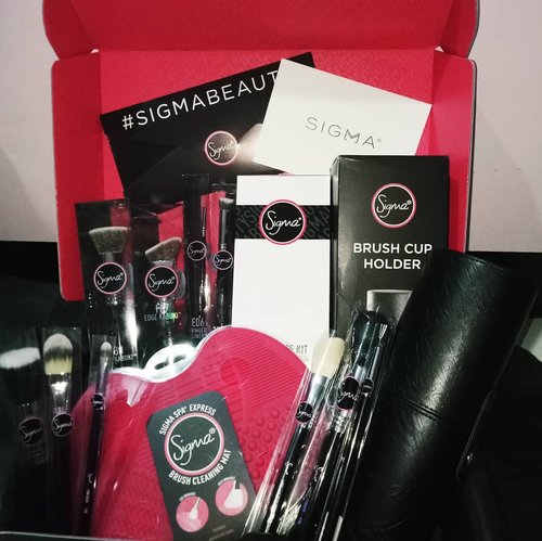 Got this new baby from @sigmabeauty! Super excited to try their brush! 🤗🤗 Kalian pasti tau kalo @sigmabeauty terkenal banget karna kualitas nya yang oke banget! Full review and tutorial for @sigmabeauty? I will make it soon! 💕💕 Thankyou @sigmabeauty & @shaisigma for this goodies! ❤-#sigmabeauty#sigma#sigmabrush#brushmakeup