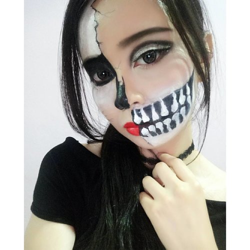 He-llo!! 👻👻.I'm joining #ForeverTeamTrick for @makeupforeverid Halloween competition! 🎃.I make this makeup because in one side it looks glamour, but creepy right..? And i love product from @makeupforeverid soooooo much!!.I'm a newbie at face painting, and I don't have much face painting gears.. I hope I can get new face painting gears, especially from @makeupforeverid! 💋💋 #makeupforeverID #makeupfoverer..#halloweenmakeup #halloweenmood #halloween#makeupporn #BloggerMafia #beautylover#beautyaddict #bvloggerid #beautynesiaID#beautynesiamember#instabeauty #indobeautygram#instamakeup #l4l#beautygram #latepost #featuremuas#treatortrick