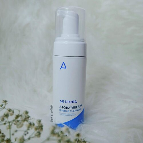 [Review]-Ada yang inget aku perna unboxing produk ini? 🙋Yep, ini bubble cleanser dari @aestura.official !Saking suka nya sama sabun cuci muka 1 ini, aku taro aja di wc dan lupa aku review donk.. plus makin telat gara" aku kena tipes.. hahahaha! 😂😂 Seperti nama nya, produk ini berupa foam alias busa, jadi ringan banget! Kalian ga perlu cape - cape buat bikin foam lagi.. Plus dia membersihkan muka kalian secara menyeluruh! Cocok juga buat kulit kalian yang sensitve dan berjerawat! Ini bakal jadi salah satu sabun cuci muka favorite aku nih! ❤Kalian bisa dapetin sabun ini disini yaa! https://hicharis.net/Oniecallista/dur#AESTURA #ATOBARRIER365 #BUBBLECLEANSER #CHARIS @charis_official