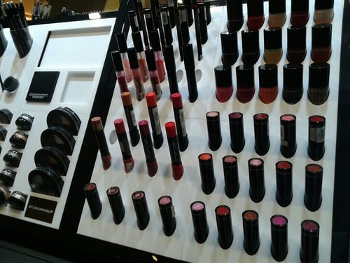when you can't decide.. @studiomakeupid #clozette #makeup #lipstick