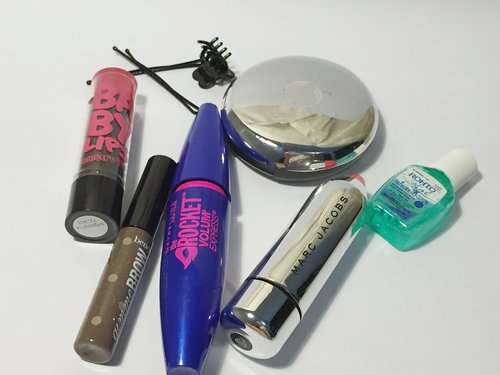 Inside my make up pouch #everydaylooks