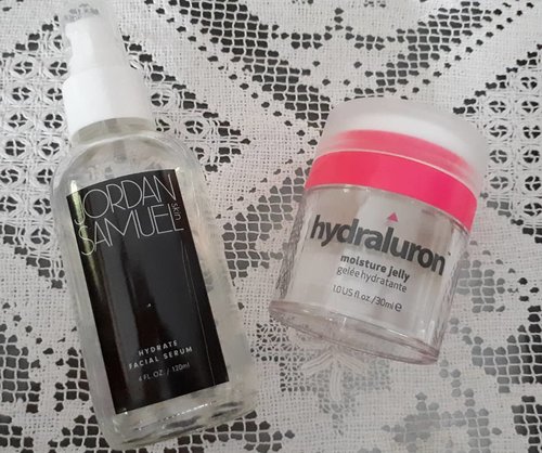 Hydration!
These two babies are my life saver for soothing and hydrating skin. Both of them are contain of hyaluronic acid - one of a humectant that I really ♥️.
If my face feel  oily and dehydrated, I just grab the @jordansamuelskin  Hydrating Serum and then followed by @indeedlabs  Hydraluron Moisture Jelly for last step. Also, they help calming my acne too.  #skincareaddicted  #skincarecommunity #skincareroutine #indeedlabs #jordansamuelskin #serum #moisturizer #skincarehaul #beautycommunity #beautygram #instabeauty #beautyblogger #abcommunity #abbeauty #usaskincare #ribbonsreview #ribbonskincarereview #beautybloggerindonesia #indobeautygram #indobeautysquad #beautynesia #ClozetteID #bloggermafia