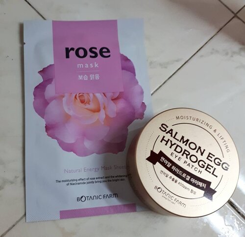 Lazy sunday pamper time!
▪Rose Sheet Mask from @botanic_farm
▪Salmon Egg Hydrogel Eye Patch from @botanic_farm 
#kbeauty #koreanskincare #koreanbeauty #asianbeauty #abbeauty #abcommunity #sheetmask #onlygoodskindayahead #skincare365 #skincare #10stepkoreanskincare #cosmetics #eyepatch #skincareblog #skincare #skincareroutine #beautybloggerindonesia #indobeautygram #indobeautysquad #beautynesia #ClozetteID #bloggermafia