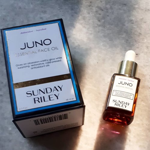 Monday Review !!
Oh please take my money @sundayriley 🤣🤣 🎀🎀🎀🎀🎀 The second oil that I love from them is JUNO Hydroactive Cellular Face Oil. The number one is still UFO (and I need my second bottle anyway). JUNO brights and hydrates my skin, no greasy for my oily acne prone. I enjoy my face massage using this oil. JUNO itself contain of high antioxidant levels, vitamin A, C,  E, K, Omega 3,6,and 9. Other things that I like are JUNO can be used for hair and nails. I've tried for my hair and it turns out to be so good. My hair become soft and shiny. ♥️♥️♥️ #skincareaddicted
#skinhaul  #skincareobsessed #skincareroutine #beautycommunity #beautygram #beautyobbsessed #faceoil #juno #sundayriley #instabeauty #instagbeauty #beautyjunkie #beautydiary #beautyaddict #beautybloggerindonesia #indobeautygram #indobeautysquad #beautynesia #ClozetteID #bloggermafia