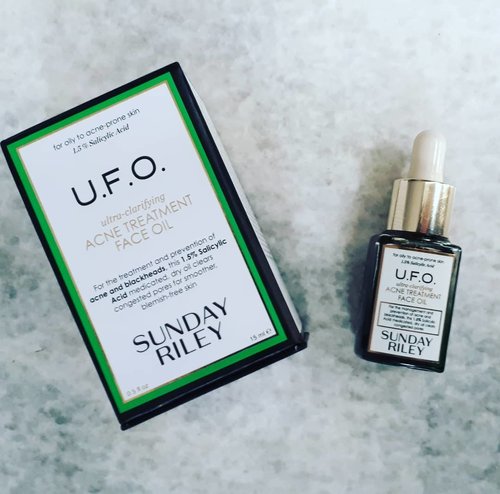 🎀🎀🎀🎀🎀My very first face oil and I really love it! UFO @sundayriley This is my savior during hormonal acne. Just a little drop on the spot, my acne shrinks in 2 days, decrease the blackhead. This face oil contains of salicylic acid 1.5%, tea tree, and black cumin seed oil. So yes, they clear clogged pores, prevent acne and blackhead. Also, it has licorice root and hexylresorcinol which naturally brighten the dark spot. UFO can be mix into foundation but I rather use it on the final step my skincare routine.

#skinobsessed
#skincareaddicted
#skincareobsessed #skincare
#skincarecommunity #cosmetics  #beautycommunity #beautygram #abcommunity #abbeauty #instabeauty #sundayriley #ufo #ufofaceoil #acneproneskin #oilyskin #ribbonskincarereview #beautybloggerindonesia #indobeautygram #indobeautysquad #beautynesia #ClozetteID #bloggermafia