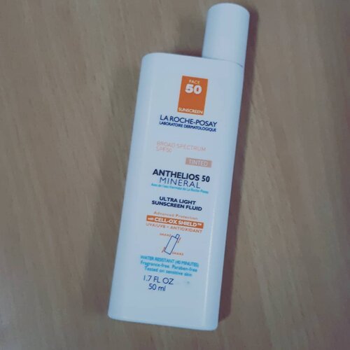 🎀🎀🎀🎀🎀 @larocheposay Anthelios 50 Mineral Ultra Light Sunscreen Fluid Tinted is my favorite sunscreen. It's like YEAY FINALLY I FOUND IT. Love love love it! Suitable for my super duper greasy oily acne prone skin. It absorbs fast and has a matte finish. My cousin bought me this and the untinted one. I love both of them. I use untinted for my doing sport activity or just going outside home for a while (like groceries). Meanwhile, the tinted one, I always bring in my pouch for reapply sunscreen so I don't ruin my make up at the office. I always reapply twice in the mid day and before I go home. 
#suncreen #skincareaddicted  #skincarereview #skincareroutine  #skincarehaul #skincare #skincarediary #skincarecommunity #abcommunity #abbeauty #beautycommunity #beautyaddict #beautyobbsessed #beautygram #instabeauty #ribbonskincarereview #beautybloggerindonesia #indobeautygram #indobeautysquad #beautynesia #ClozetteID #bloggermafia