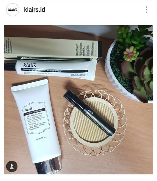 Day 13 of #skinemmies2018 SPFChallenge hosted by @antiagingamber and @morethanjustskin This year, my favorite SPF goes to @klairs.global Soft Airy UV Essence. Its very lightweight essence texture, no white cast.Picture #repost from @klairs.id #skincarereview #ribbonskincarereview #skincareaddict #beautycommunity #beautyobsessed #beautynesia #idskincarecommunity #indoskincare #ClozetteID #beautygram #beautybloggerindonesia