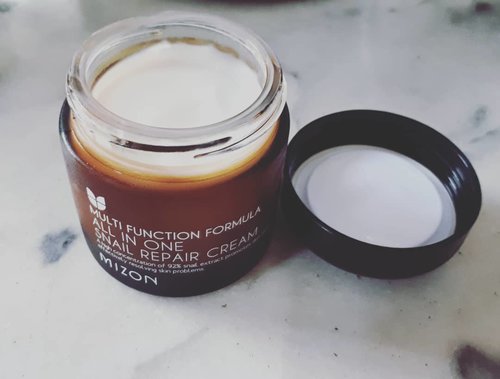 🎀🎀🎀🎀 @mizon_official Multifunction Formula All in One Snail Repair Cream is my current routine for repairing acne scar. Comparing with COSRX Advanced Snail 96 Mucin Power Essence, this one  is a very fast absorbing cream, non sticky milk texture. The bad thing is the mizon doesn't moisture enough. So, I have layer it double or layer with other moisturizer. Some ingredients have an acne triggers according to skincarisma, but when @peachandlily told this is good for oily acne prone skin (without worry too much) I tried this one. Well, they're right. It doesn't trigger my acne. So yeay for this cream! But for repairing, Mizon works slower than COSRX, but I still love it!
 #skincareaddicted #skincarejunkie #skincarecollection #skincarehaul #skincarereview #skincareroutine #skincarecommunity  #asianbeauty #instabeauty #beautycommunity #beautygram #beautybloggerindonesia #beautyobbsessed #beautyjunkie #koreanskincare #ribbonskincarereview  #indobeautygram #indobeautysquad #beautynesia #ClozetteID #bloggermafia