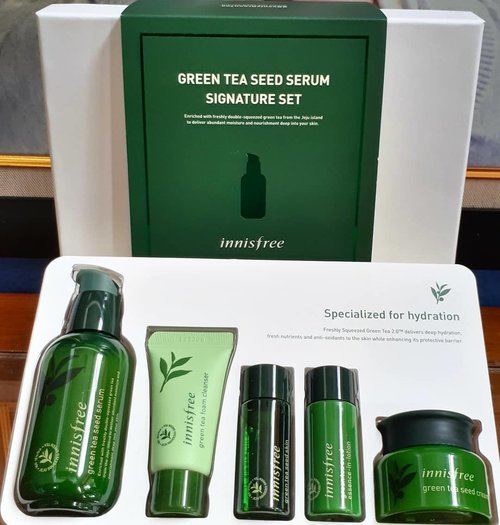 🎀🎀🎀 Green Tea Seed Serum Signature Set from @innisfreeofficial
2 weeks ago, I've tried the new version of Innisfree Green Tea Seed Serum. The kit itself consists of Green Tea Seed Serum as a pre serum (so yes you should put right after cleansing), and more like mini kit includes cleansing foam, balancing skin toner, essence in lotion, and cream as moisturizer. It suits on my oily acne skin type. No purging and no irritant. It hydrates my skin but nothing more. If you are teenagers, this kit really helps for a fresh start. 
#skinobsessed #skincareaddicted #skincarejunkie #cosmetics #koreanskincare #beautyobbsessed #beautycommunity #skincareroutine #skincarecommunity #innisfreeindonesia #innisfree #inniversary #beautygreentea #abbeauty #indonesianbloggers #indobeauty #instabeauty #ribbonskincarereview #cleansing #cleanser #moisturizer #skincare #beautyhaul #beautybloggerindonesia #indobeautygram #indobeautysquad #beautynesia #ClozetteID #bloggermafia