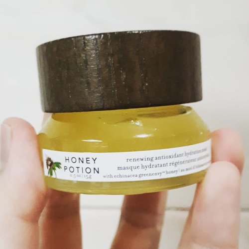🎀🎀🎀🎀🎀 SUPER LOVE @farmacybeauty Honey Potion. A unique experience of using a warm mask! I've purchased the mini version of their 4 mighties products. I really enjoy spreading it through my face. The mask itself has super sticky and thick texture. For using it, i just take appropriate amount to my face and massage it to the whole face.  Voila! The mask turns into white rich cream and I just take 15 minutes before rinsing off. The mask feels so warm and it keep warm your face until you wash it off. So, if you wanna try a new experience using a mask, boring with sheet mask or sleeping mask, even clay mask. Just put this honey mask. It is a relaxing mask and the good point is I'll get a glowing skin.  #ribbonskincarereview #skincareaddicted #skincarereview #skincareroutine #skincareobsessed #skincarehaul #skinobsessed #skincare #beautycommunity #beautygram #skincarediary #beautybloggerindonesia #indobeautygram #indobeautysquad #beautynesia #ClozetteID #bloggermafia