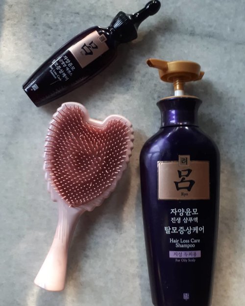 🎀🎀🎀🎀🎀 Oily scalp be gone! Hello for healthy hair. This is my shampoo and hair essence, even if I wear hijab, my hair don't easily become oily and fall. The one thing for sure is I'm really happy because my little tiny hair grow fast and my hair fail diminished. Repurchase? Of course 
#ryoshampoo #koreanhaircare #abbeauty #abcommunity #beautycommunity #beautygram #beautyobbsessed  #shampoo #beautyjunkies #instabeauty #beautyblogger #beautyaddict  #beautyhair #beautyhaul #beautydiary #tangleangel #hairbrush #detangling #beautybloggerindonesia #indobeautygram #indobeautysquad #beautynesia #ClozetteID #bloggermafia