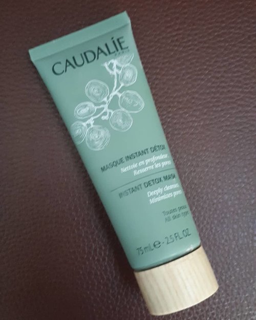🎀🎀🎀 An instant pink clay mask from @caudalie. It is fast drying mask. I can wear it for 5 minutes but really dry out my skin after I washed it off, but I managed it with hydrating serum.  Not my favorite clay mask, but for absorbing excess sebum quickly I'll pick this one.

#skincarehaul #skincareaddicted #skincareroutine  #skincarecommunity #abcommunity #abbeauty #instabeauty #beautycommunity #beautygram  #oilyskin #acneproneskin #ribbonskincarereview #beautybloggerindonesia #indobeautygram #indobeautysquad #beautynesia #ClozetteID #bloggermafia