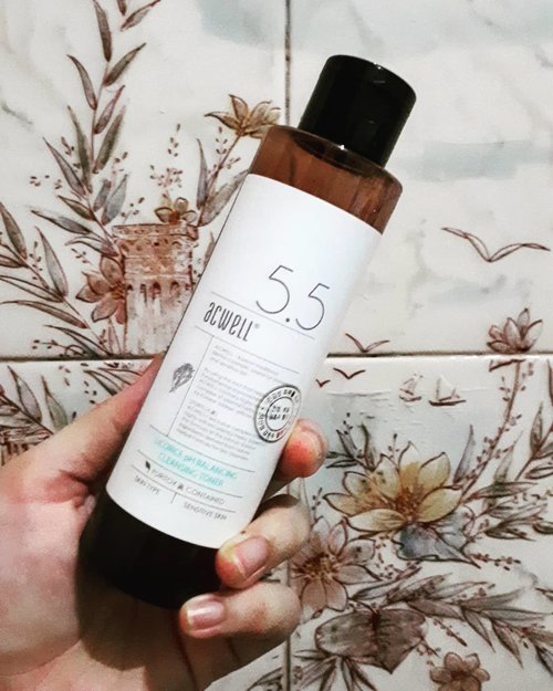 Day 3 of #skinemmies2018 Toner/Mist.Challenge hosted by @antiagingamber and @morethanjustskinActually, I dont spend much for toner/mist. This year, I only have tried from three brands, such as Sulwhasoo Essential Balancing Water EX, Biossance Squalane + Micronutrient Fine Mist, and Acwell Licorice PH Balancing Cleansing Toner. From my experience, Sulwhasoo is good for balancing skin when I have BO, while Biossance is suitable when I need more hydration during office hours. Air conditioning can dry out my skin even though I have oily skin, send my skin natural's moisture balance out of whack a.k.a dehydration. 🎀🎀🎀🎀🎀Meanwhile,  @e.acwell @sokoglam  Acwell Toner does a good job as preparing my skin before layering others skincare, balancing my skin (because PH level of 5.5), and also removing all impurities left on post cleanser. It has watery texture and very lightweight hence it is very well absorb to the skin. Non sticky finished. It consist of peony extract, licorice water and green tea extract. Therefore, this toner becomes my favorites toner.#skincarecommunity #skincarereview #skincareaddict #skincareroutine #skincareobbessed #abbeauty #abcommunity #beautycommunity #beautyobsessed #iloveskincare #beautybloggerindonesia #bloggermafia #indoskincare #indobeautysquad #indobeautygram #ClozetteID #idskincarecommunity #ribbonskincarereview