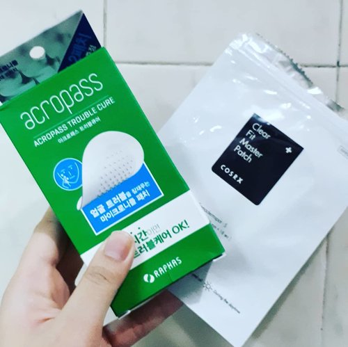 🎀🎀🎀🎀🎀Acne Skin Rescue ♥️♥️♥️ This is what I use when I have a cystic acne (LEFT) and zits (RIGHT). The @acropass.usa is two step acne patch using microneedle technology for targetting acne inflammation. First step is  cleansing the acne area using clenser pad. It contains of tea tree leaf oil, salicylic acid. Second step is trouble cure patch and this is where the microneedle exist and I put it on my cystic area. It contains of hyaluronic acid and niacinamide. The microneedle is very gentle and don't hurt the acne while they works reducing the inflamation. My acne gets flat and sometimes  it gets into a zits and no more aching! And when It comes into zits, I used the @cosrx Clear Fit Master Patch. Its thinner version of COSRX Acne Pimple Master Patch. I can use it under makeup or concealer without anyone notice and still heal my zits. The patches work by sucking up the zits without drying the skin. When I see the white dot on the patch it means that I should detach it. And Voila!! My acne gone along with the greasy white inside it.#skincarecommunity #skincarereview #skincareaddict #skincareroutine #acnepatch #acropass #cosrx #ribbonskincarereview #beautycommunity #beautybloggerindonesia #beautynesia #beautyobsessed #indobeautysquad #indobeautygram #indoskincarereview #indoskincare  #koreanskincare #abbeauty #abcommunity #idskincarecommunity #bloggermafia #ClozetteID