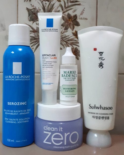 #empties 🎀🎀🎀@larocheposay Serozinc is a toner mist, absorbs my excess sebum very well and gives matte finish.🎀🎀🎀@larocheposay Effaclar Duo (+) SPF 30 is a cream with SPF for unclogged pores and corrective. Matte finish. It has niacinamide for reduce marks,but for me the results is so so. 🎀@mariobadescu Buffering Lotion.  It is an acne spot treatment. It doesn't work for my acne. It dries only on the surface area of my acne, but not from inside. 🎀🎀🎀@sulwhasoo.official Snowise EX Cleansing Foam. It is a non stripping facial foam. It doesn't dry out my skin. I use it for 8 months.🎀🎀🎀@banilaco_official Clean It Zero Purifying. Personally, this is my second purchase. It really melts my makeup, dirts and dust. No fragrance and this new version is no mineral oil. But, if I wanna choose for first cleanser, I always prefer a cleansing oil. Well, human! Sometimes, I'm too lazy for opening jar and scooping the balm with spatula. #skincarereview #ribbonskincarereview #skincareaddicted #skincareempties  #skincarejunkie #skincarehaul #skincarecommunity #skincarediaries #beautybloggerindonesia #indobeautygram #indobeautysquad #beautynesia #ClozetteID #bloggermafia