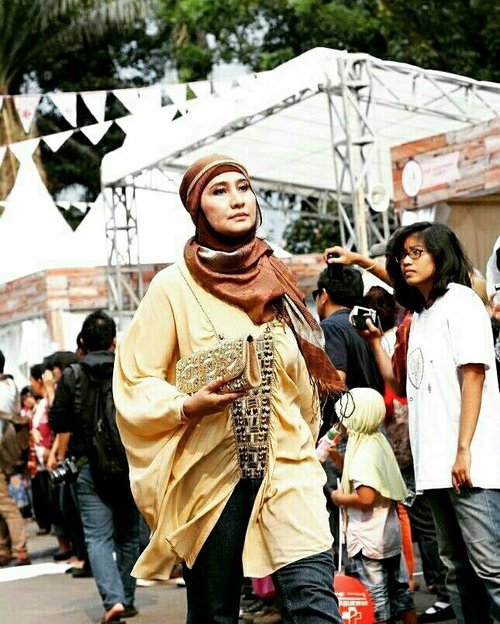 #throwback 4 tahun yang lalu. Kami mendapatkan kesempatan untuk memeragakan baju karya desainer ternama Itang Yunasz dalam sebuah fashion show di Parkir Timur Senayan, Jakarta. Pengalaman tak terlupa. #ClozetteID #fashion #fashionshow  #OOTD #HOTD #hijabers #bloggers  #mombloggers