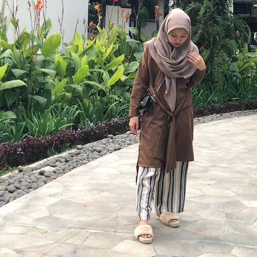 Pose pose candid padahal lagi nginjek 💩🐶Yang penting tap aja dulu fotonya biar asique 👌🏻#clozetteid #clozette../Desember (biru) 2018/