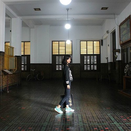Back to black. 
Captured by @amarisorwin 
#clozetteid #ootd #casual #vscocam #museum #canon600d