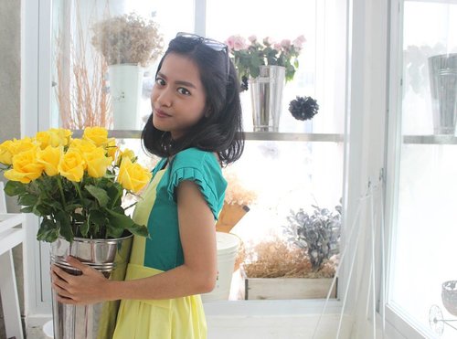 Hello yellow!
#florist #rose #yellow #potd #ootd #motd #fotd #clozetteid #green #fashion #dress #green #clozette #bloggerbabes #blogger #indonesia #cleakemang #style