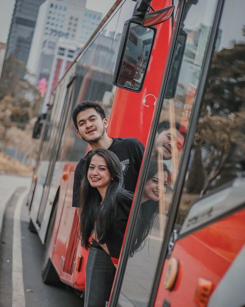 Curi2 foto prewed tapi kayak main. Sejak deket dari bulan April lalu, kita baru ketemu 3 kali. Ke-4 pas di hari H lamaran. Setelahnya, @anggiherl cuti 1 minggu. Akhirnya kita manfaatin buat Qtime dan foto. Duh, ternyata Anggi kaku juga kalo disuruh gaya😂.Karena kita berdua anak Betawi dan nanti biar inline sama adatnya, akhirnya kita foto2 aja keliling Jakarta. Salah satunya foto ini. Sejujurnya gue juga baru tau kalo wilayah ini udah makin bagus. Nyaman buat foto2 karena kendaraan yang lalu lalang juga terbatas. .Foto ini difotoin sama @aldodarm .Ada yang bisa tebak ini di mana?#clozetteid #CyndAnggi #masihbelumpunyahesteg