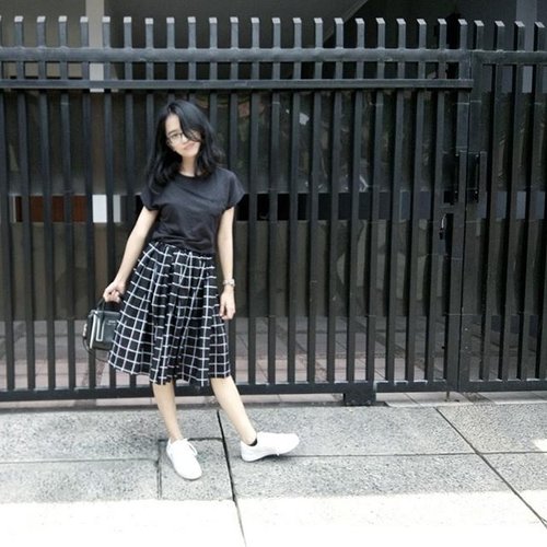 Monochrome for today.
Thankyou for this Loyd Pattern skirt @qistanskirt 💕💕💕 Shoes: pull&bear

#clozetteid #monochrome