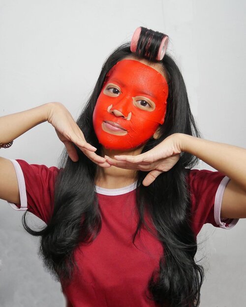 *pake alis dulu, soalnya mau foto sheetmask. Eh pas dipake alisnya ketutupan 🙃🙃🙃 ternyata sheetmask nya lebarJadi, seminggu ini aku ga pake produk vit.c dan night cream andalan karena ketinggalan di bekasi. Alhasil kulit kering sekering-keringnya. Ga enak banget, ditambah kemaren sakit mata yg menurunkan mood skincarean yg mestinya tiap hari jadi 2hari sekali karena nyeri bgt mata gue. Kemaren malem baru coba skincarean lagi, dan sekalian mencoba @doubledare_asia OMG! Red Snail Mask ini yg katanya punya deep hydrating & firming..Kertasnya mirip kayak sheet mask biasa tp lebih tipis dengan essence yg melimpah. Ga kaget sih kalo ada kndungan snail itu essence nya pasti ga terlalu netes2 tp malah bisa memanjang alias stretch gitu sebelum putus sendirinya.Setelah maskeran kulitnya terasa lebih kenyal dan lembap, trs lanjut tambah moisturizer trs bobok. Pas bangun sahur kulit jd lembut l, nyaman bgt, lebih cerah, glowing, ga ada rasa ketarik alias ga kering. .Cuma rada awkward aja pas ngaca maskernya warna merah🤣.Anwy, OMG! Red + snail mask ini bisa kamu beli di @charis_indonesia atau lsg ke page aku di hicharis.net/cyndaadissa #hicharis #doubledareredsnailmask #charisceleb #sheetmask #clozetteid